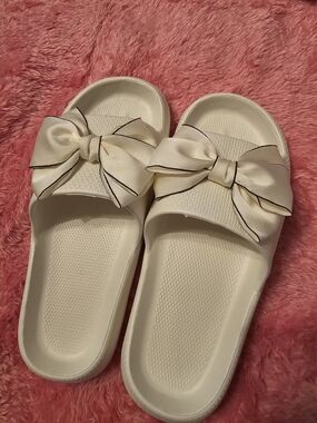 Women’s Cream Bow Slide Sandals Sz10/10.5